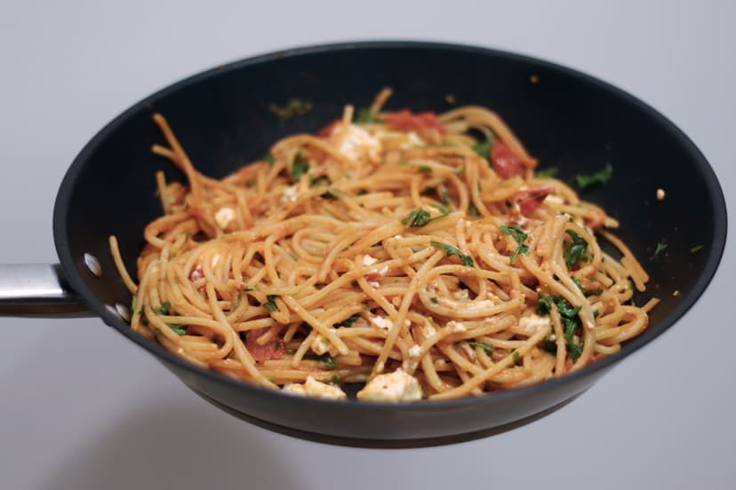 Foto von Nudelpfanne mit Rucola