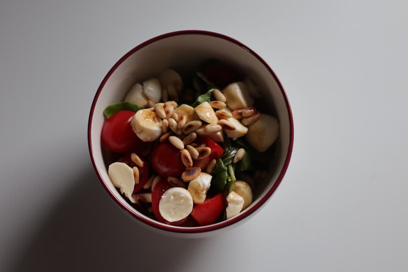 Foto von Salat mit Pinienkernen