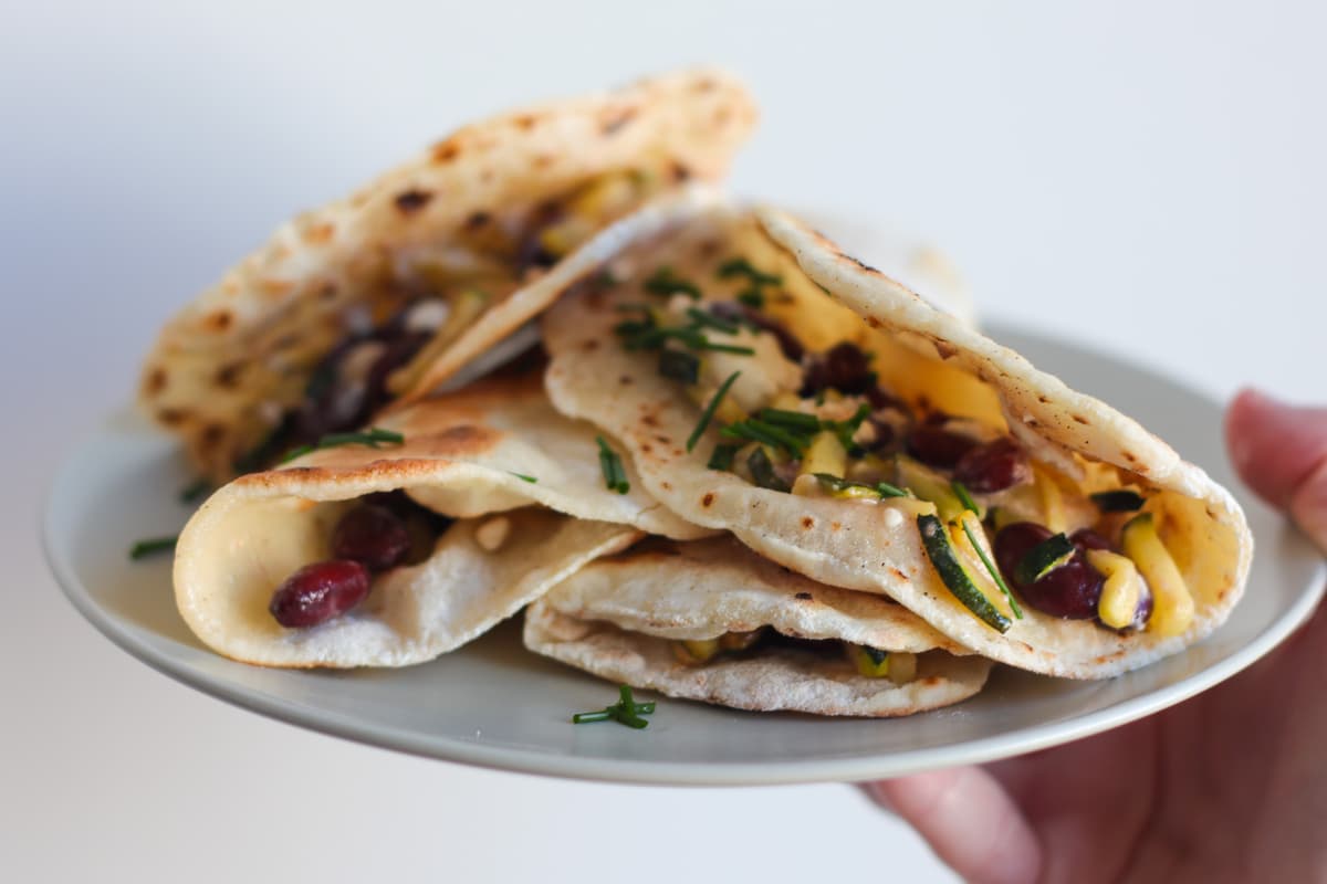 Warme und gefüllte Wraps - mit Bohnen, Zucchini und Feta - Glutenfreies Rezept von maximalfannitastisch